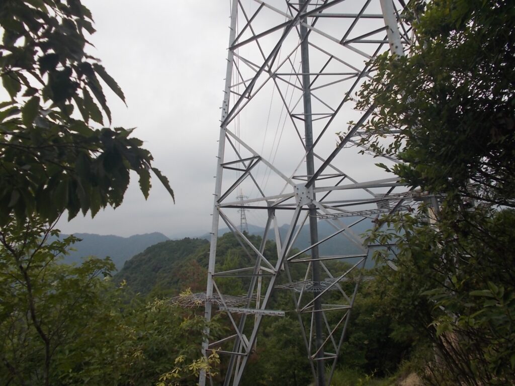 10：24　急斜面を上るとすぐに鉄塔。