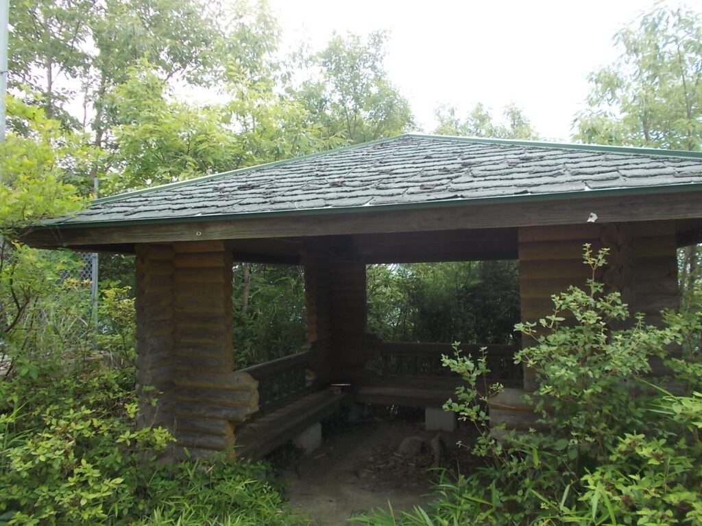 10：25　さらに上ると山頂手前の東屋。