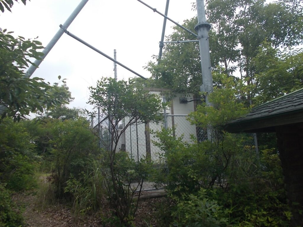 10：25　隣は、市の防災無線中継所