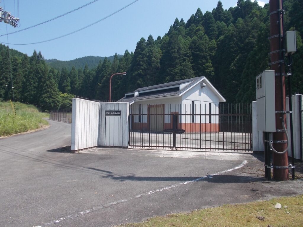 10：30　簡易水道施設横の広場に駐めて、スタートです。