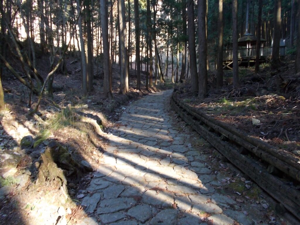 10：24　石畳の道になりました。