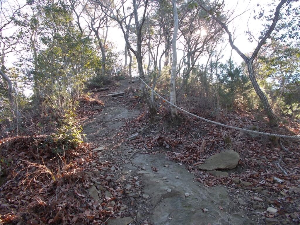 11：14　ロープのある上り。下りでは使った方がいいかも。