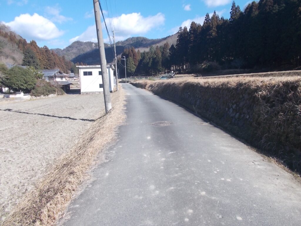 12：30　舗装された町道を歩きます。