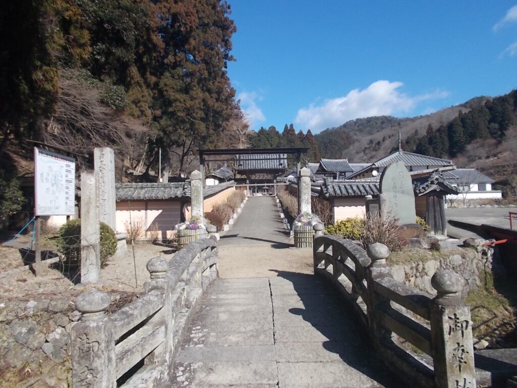 12：33　弥勒寺の参道