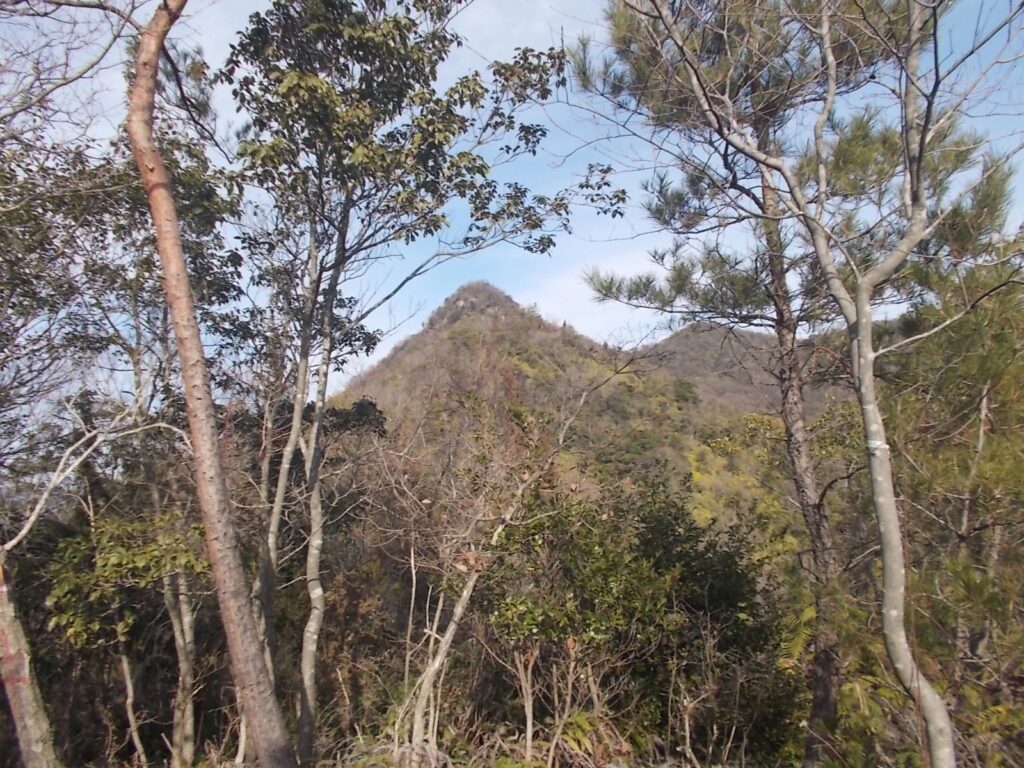 10:43 すぐ目の前にあるとんがり山