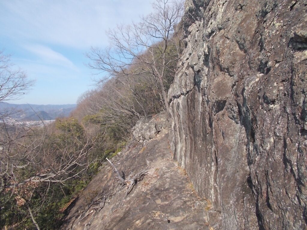 10:53 切り立った岩の横を通ります。ちょっと緊張。