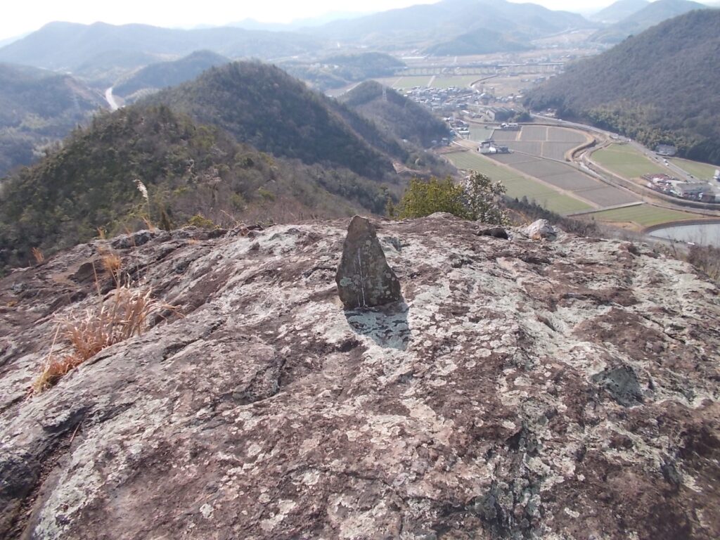 10:54 神岩の上にある不思議な三角岩。この上から眺めも最高です。