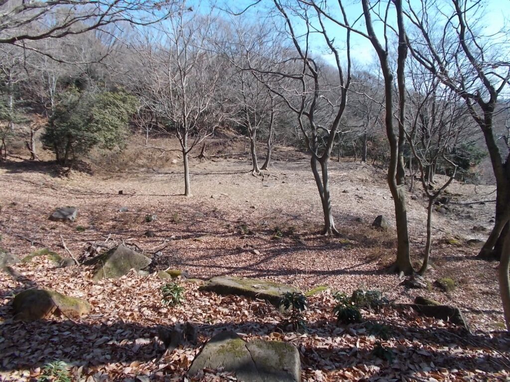11:26 広い場所に出ました。鶏足寺跡だそうです。