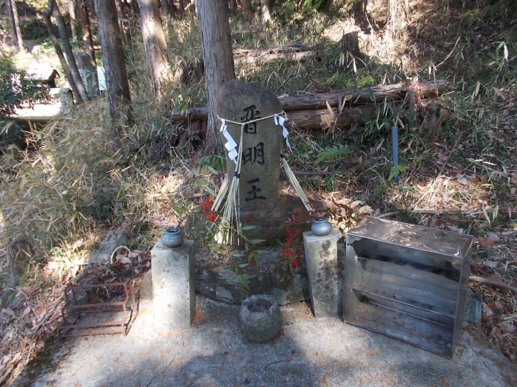 11:45 電柵を抜けると、晋明王の碑。