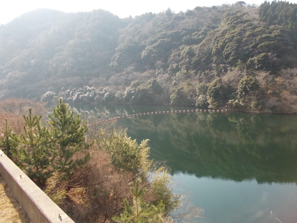 10：38　諭鶴羽ダムの駐車からスタート