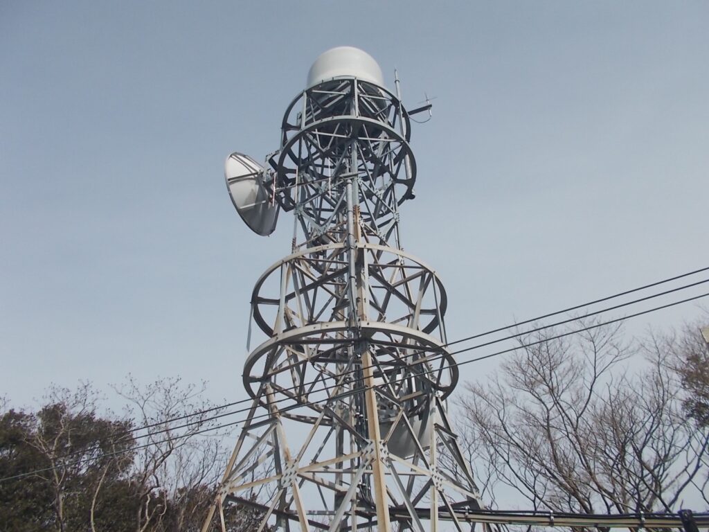 11：22　山頂かと思ったら、電波塔でした。