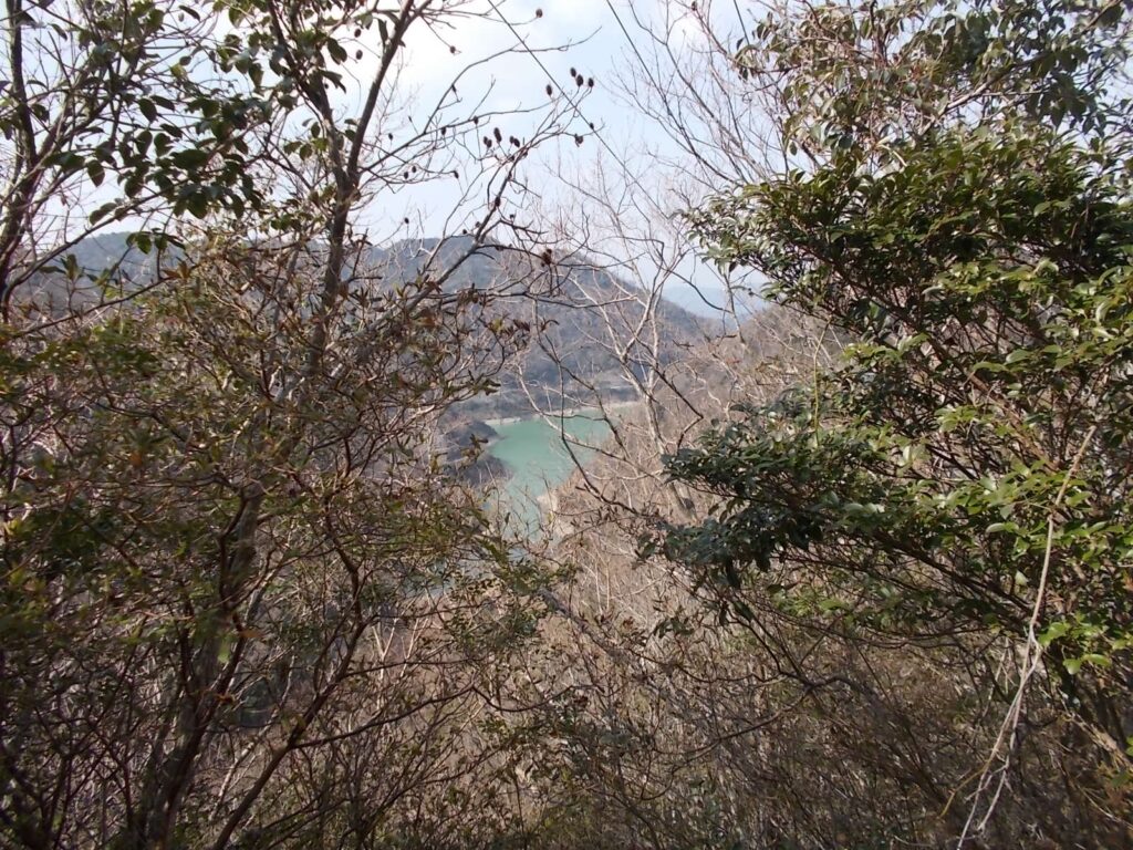 11：57　ダムが見えるところまで下りてきました。
あと少し。