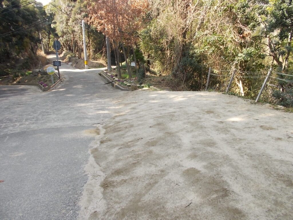 12：51　こちらに車を駐めさせたいただいて、スタートです。