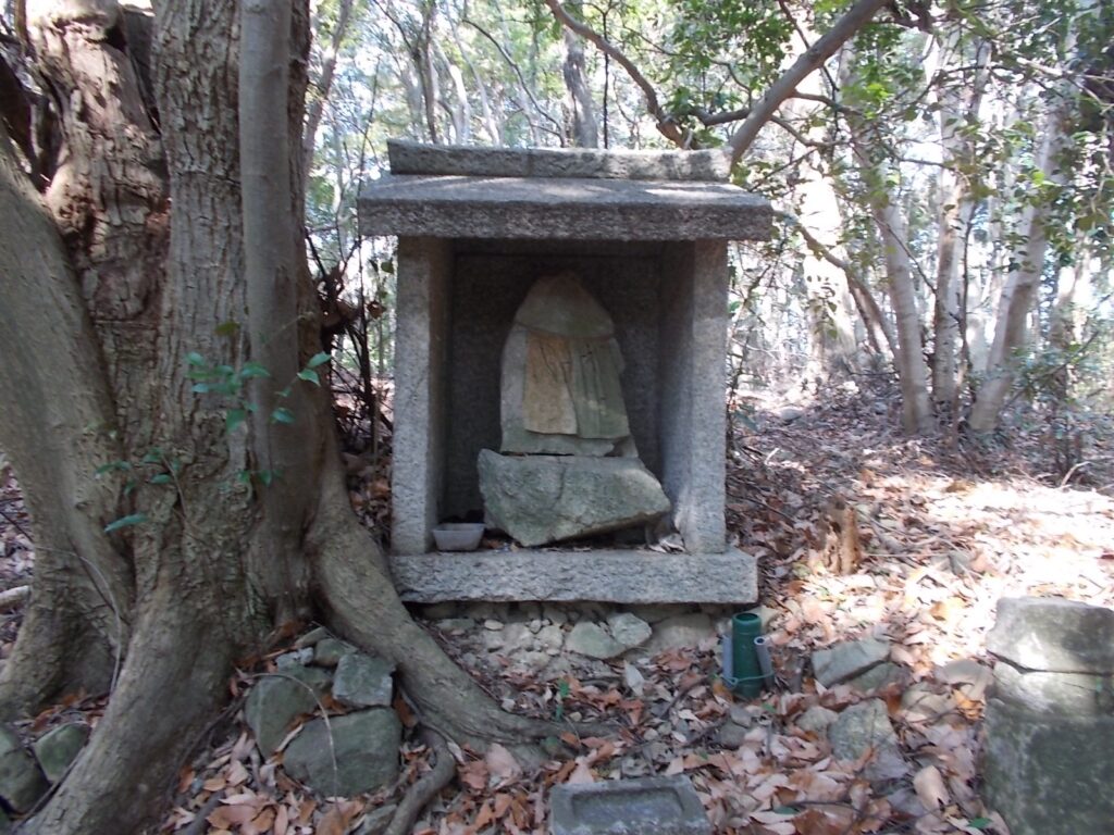 12：55　小さな祠がありました。