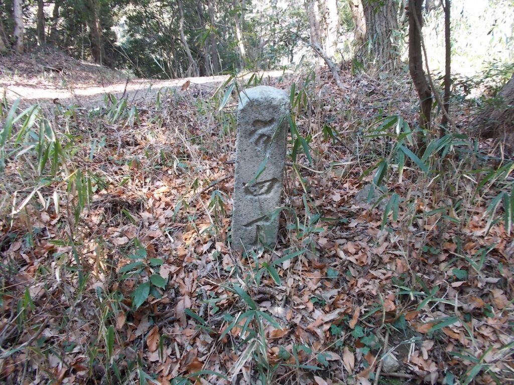 12：55　4丁の丁石。ここまでは車で来られそうです。