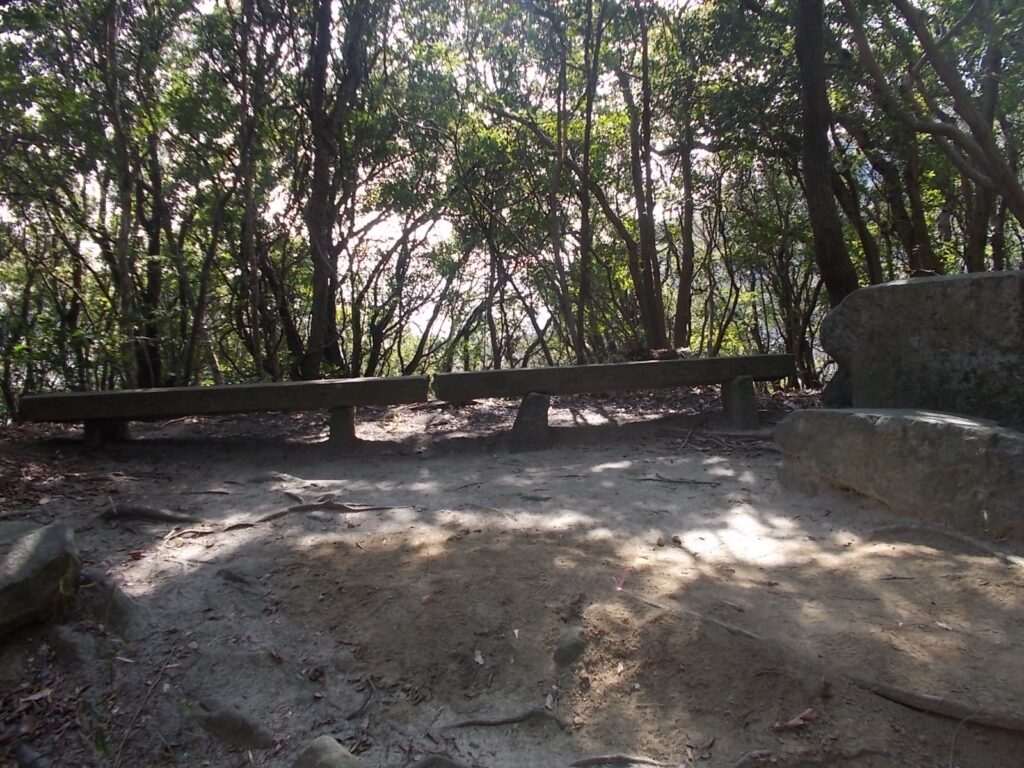 13：08　ベンチがあります。