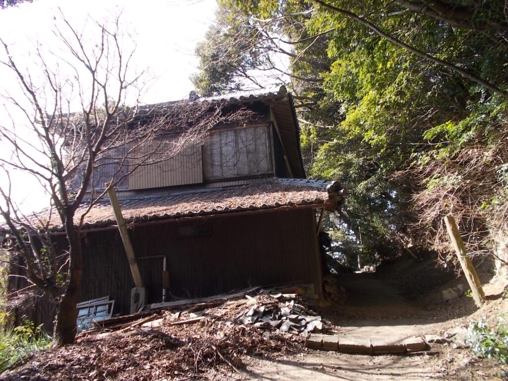 13：23　家が現れました。誰か住んでるのかなと思ったら、お土産屋さんでした。やってないようです。