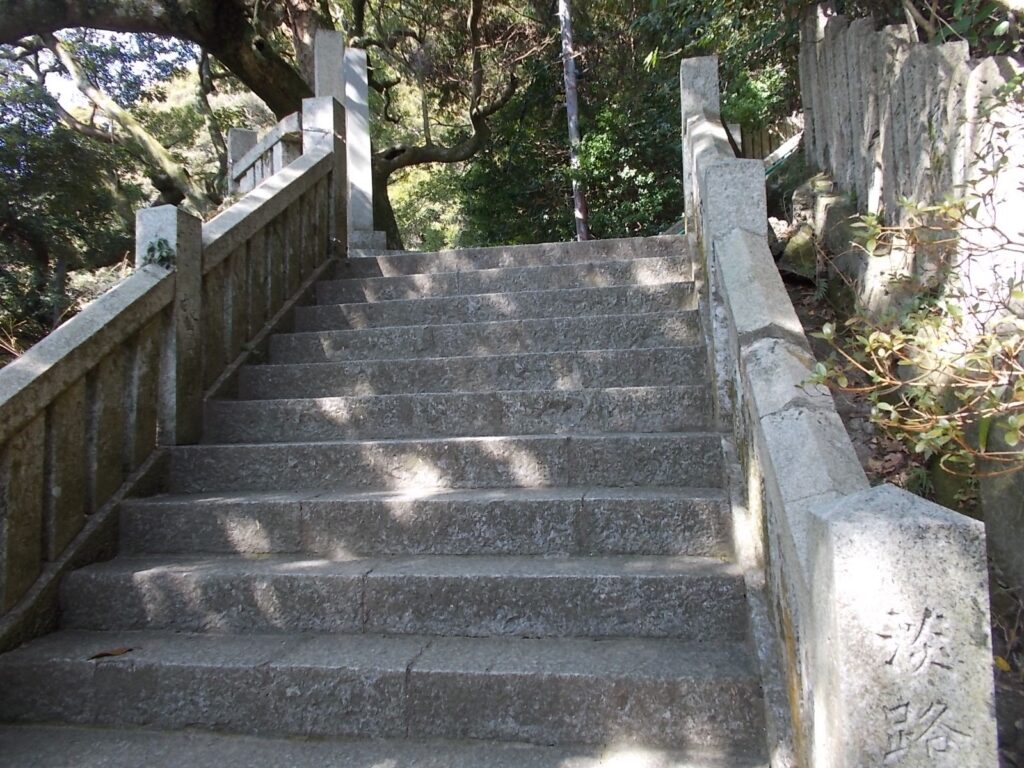 13：24　石段を登ります。
