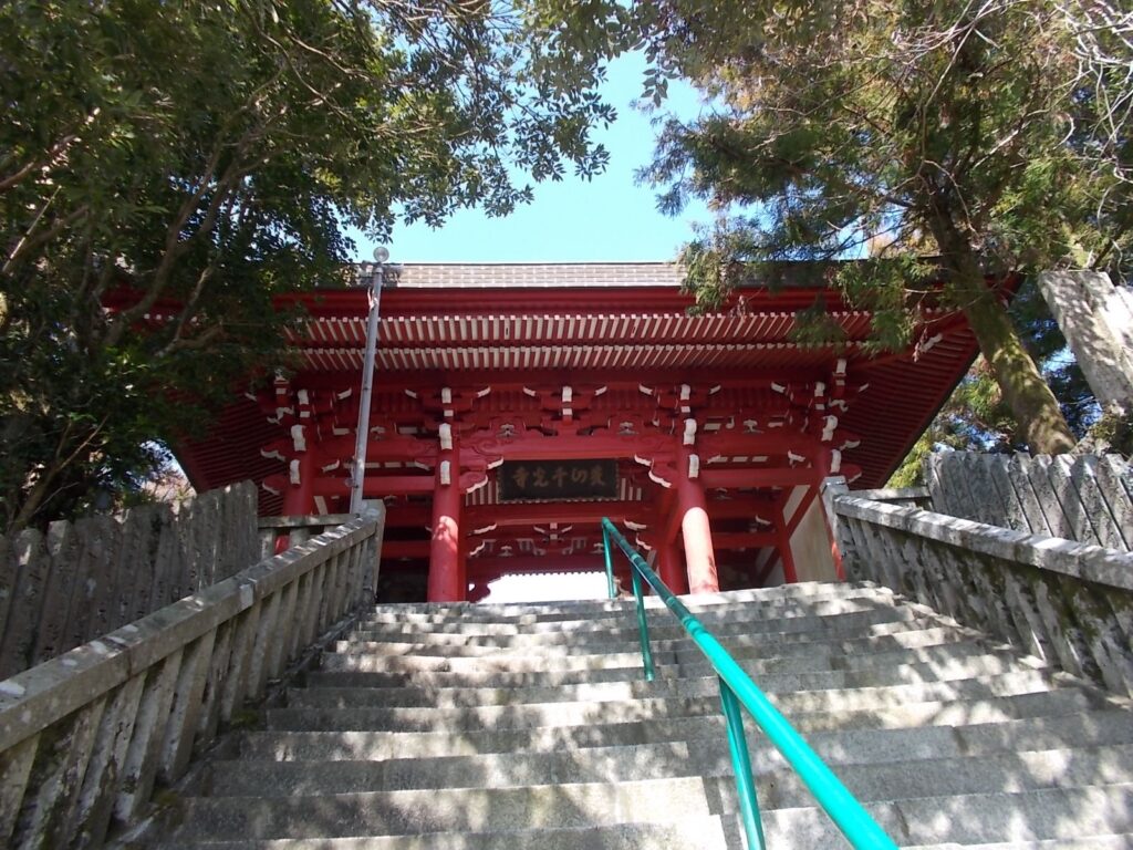 13：28　さらに石段を登ります。