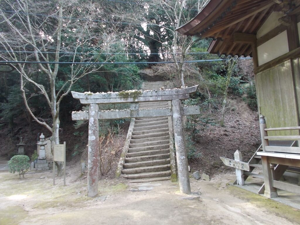 15：18　本殿左手奥の石段を登ります。