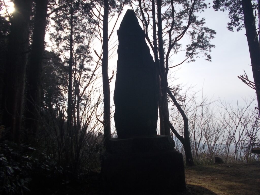 15：22　さらに上ったピークにある石碑。