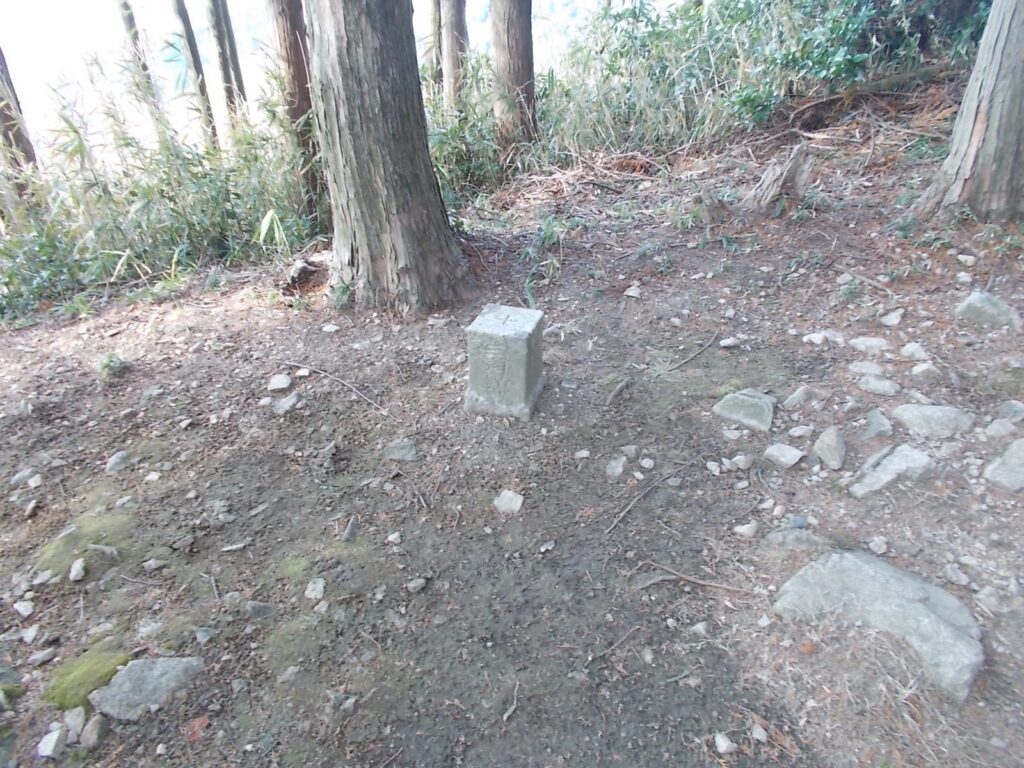 15：23　山頂の三角点はすぐ側にあります。山頂の表示もなく、何か寂しい。