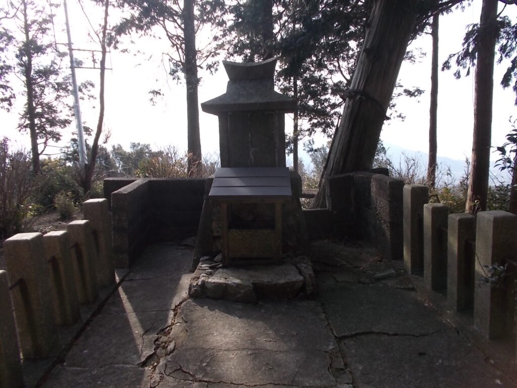15：23　隣にある祠。すぐに下山します。