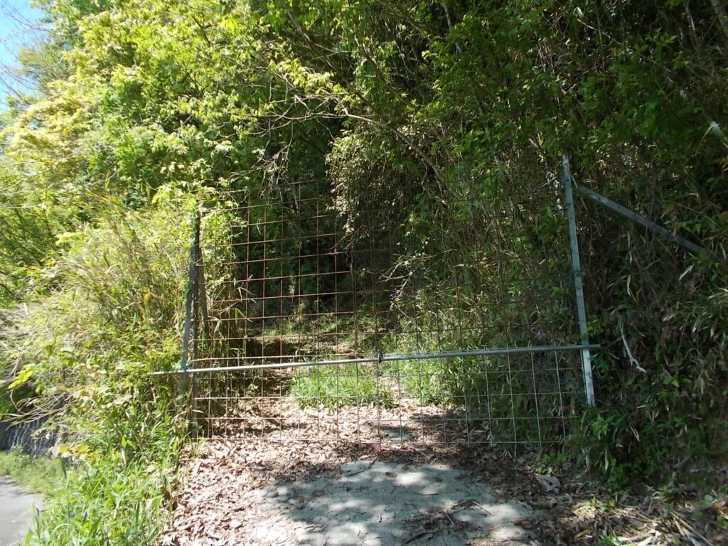 10：47　林道を少し入ったところにある獣柵