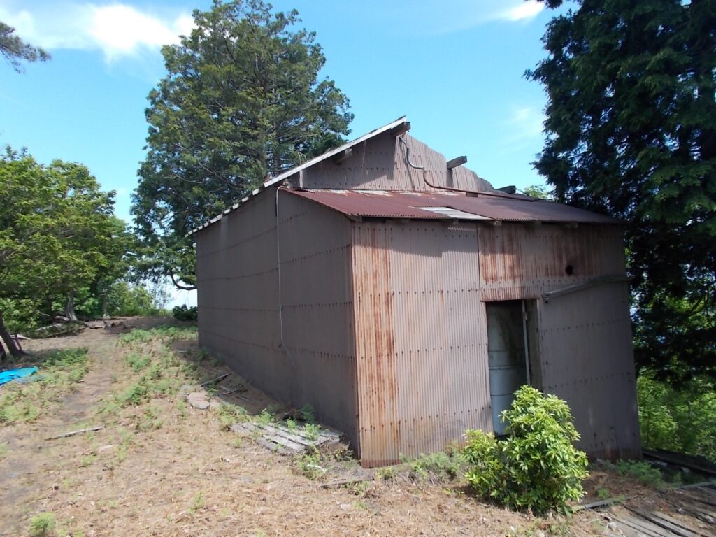 10：16　山頂手前にある作業小屋。