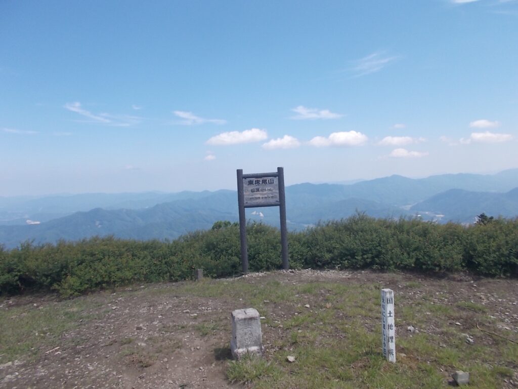 10：21　さらに少し上ると、東床尾山山頂でした。