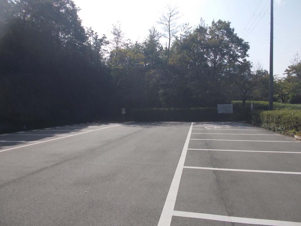 11:39 公園の駐車場。ここからスタートします。奥の木の向こうがグラウンドです。