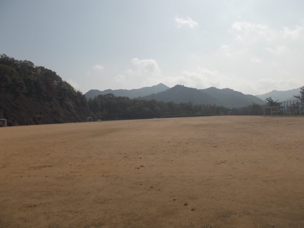 11:40 広いグラウンドを歩きます。