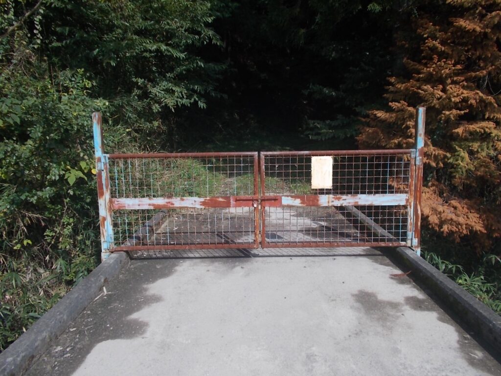 12:42 橋を渡り、ココを開けて進みます。