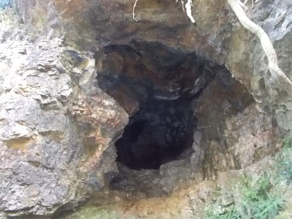 11：31　山窩の洞窟