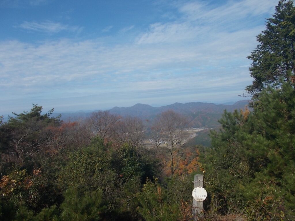 11：46　山頂からの眺め。多紀連山が見えます。すぐに下山します。