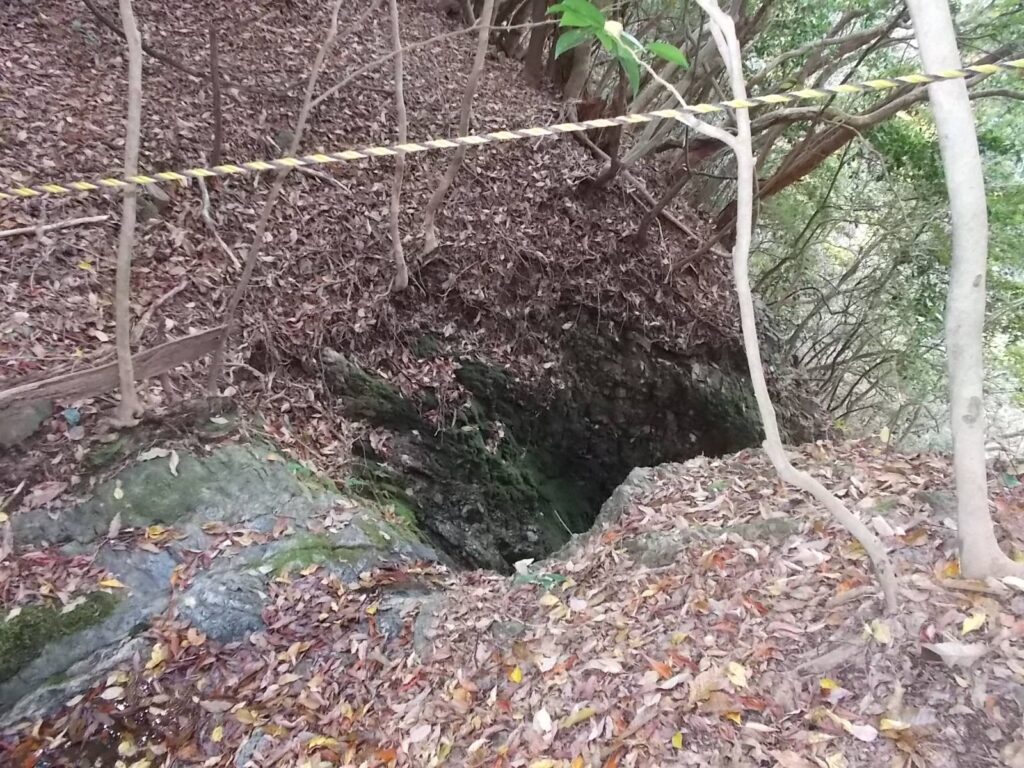 12：05　滝の上部。水がないので滝とはわかりませんが、かなり大きな滝のようです。