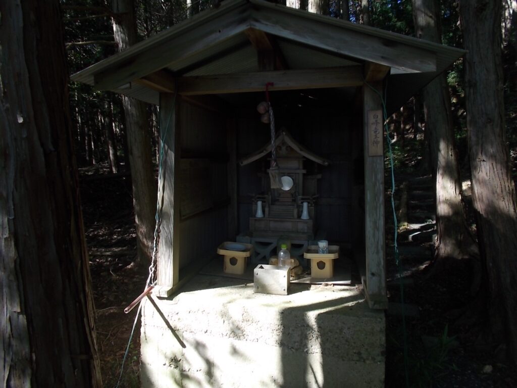 9：56　すぐに祠に着きました。