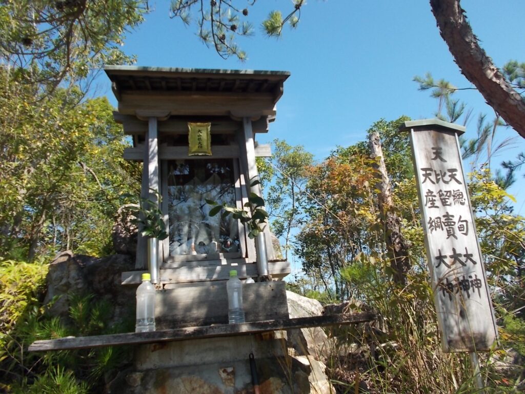 10：07　大きな祠がありました
