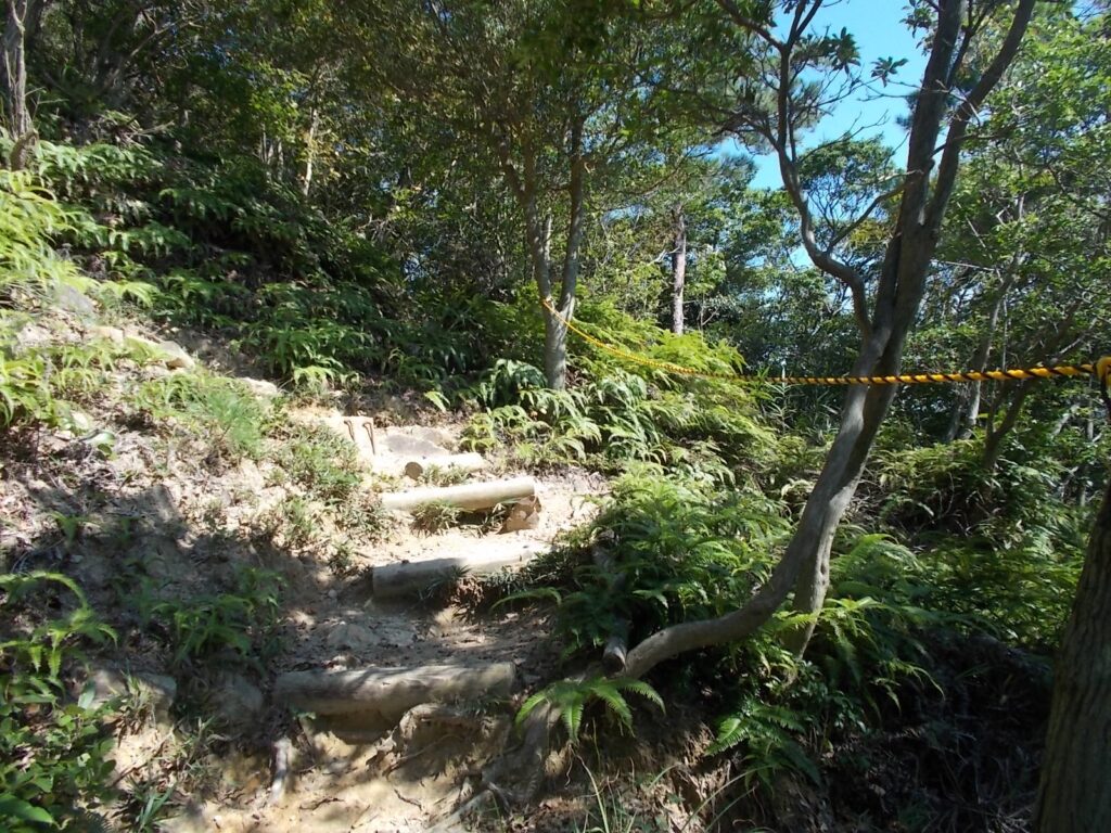 10：17　ロープ場　このあたりから厳しい登り