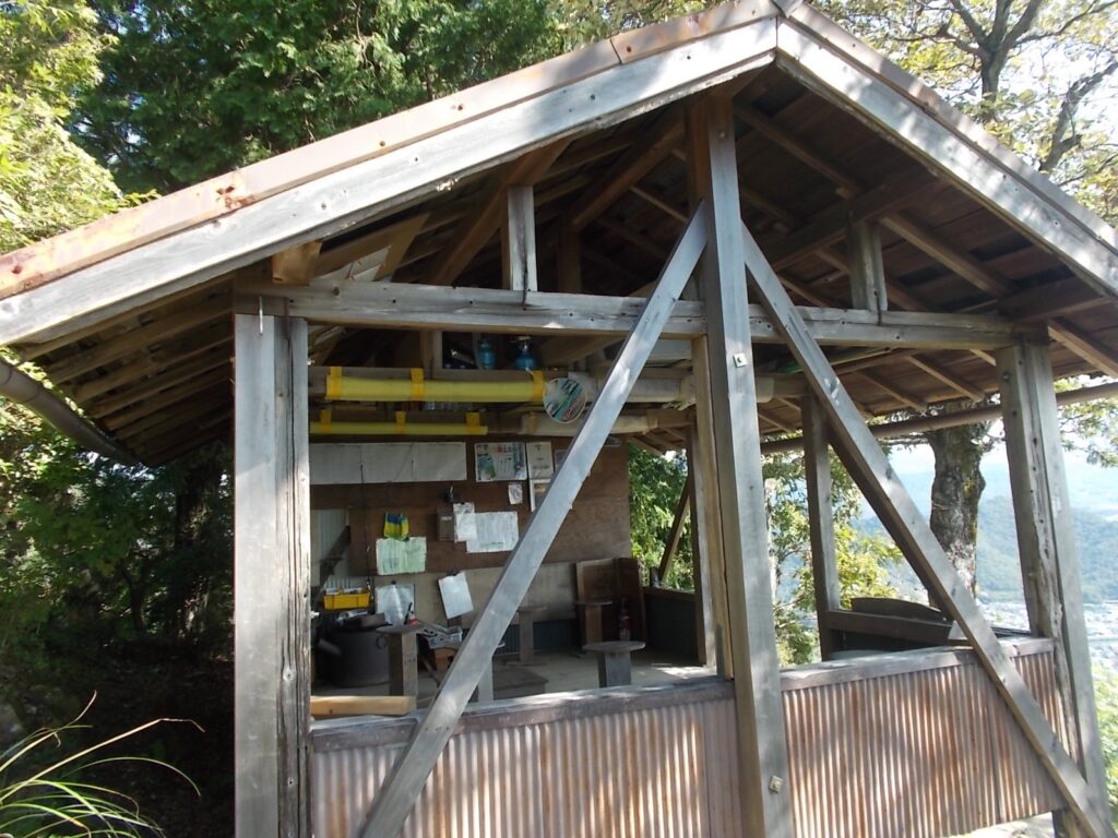 10：21　南峰手前の休憩所