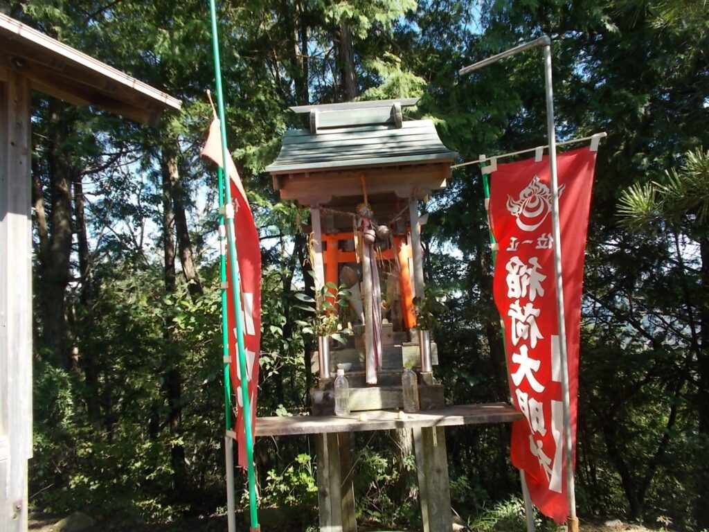 10：22　稲荷大明神の祠