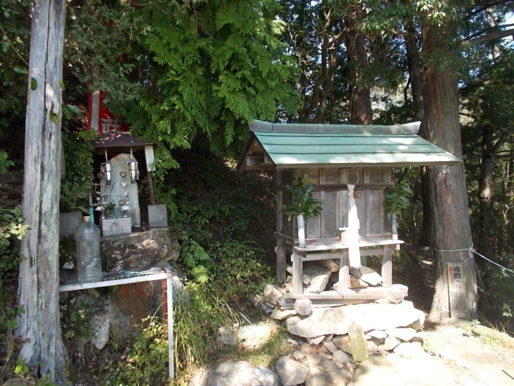 10：31　戻って南峰直下にある祠。この山、やたら祠があります。