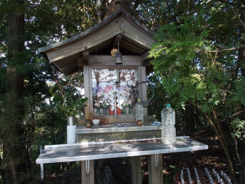 10：37　なんだか賑やかな祠です。