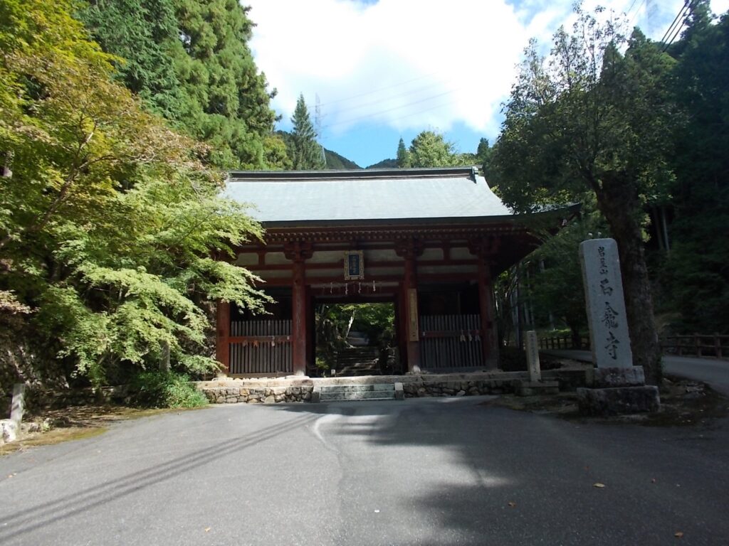 10：40　仁王門　せっかくなので、中を通らせていただきます。