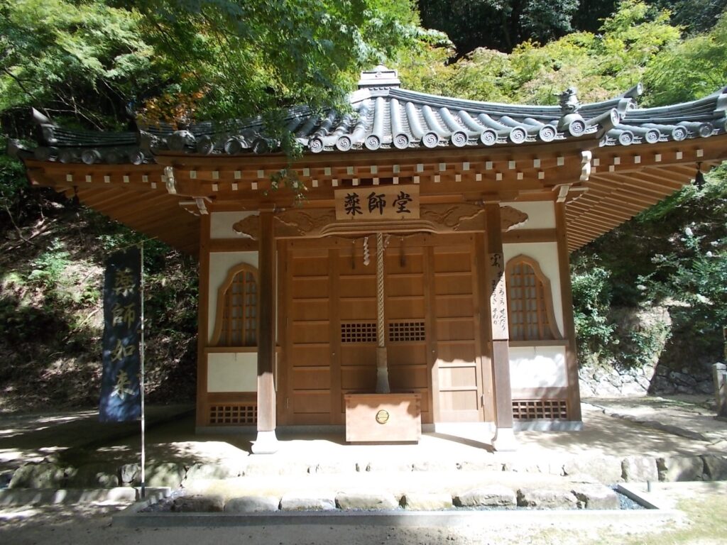 10：49　引き返して、毘沙門堂の横にある薬師道。この奥から登山道が始まります。