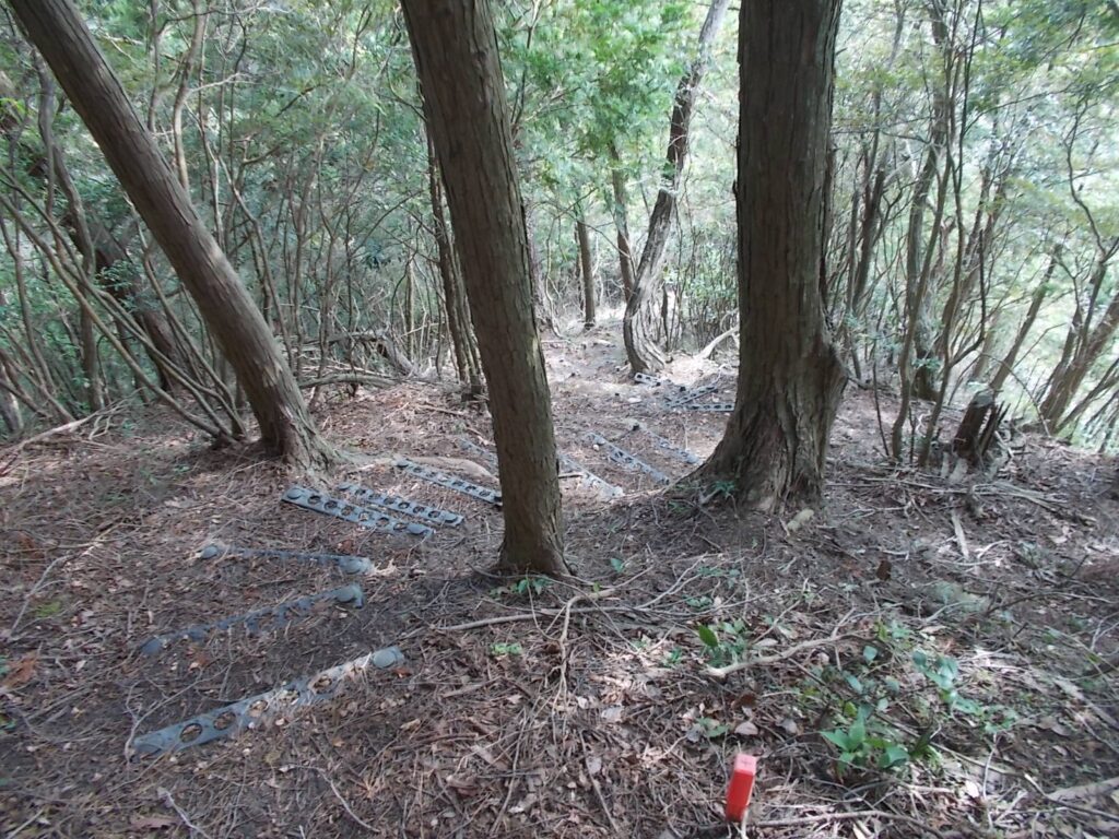 14：14　プラ階段の急坂が続きます。