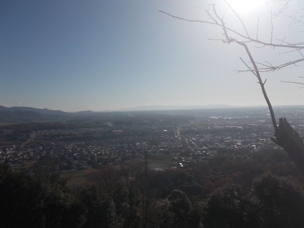 10：13　駐車場からの景色。東南から東方面がよく見えます。