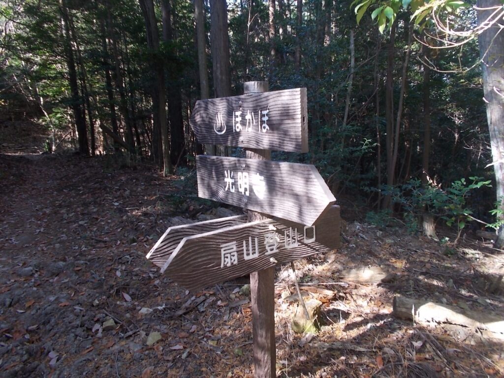 11：07　登山口分岐　この登山口ってのは止めてもらいたい。