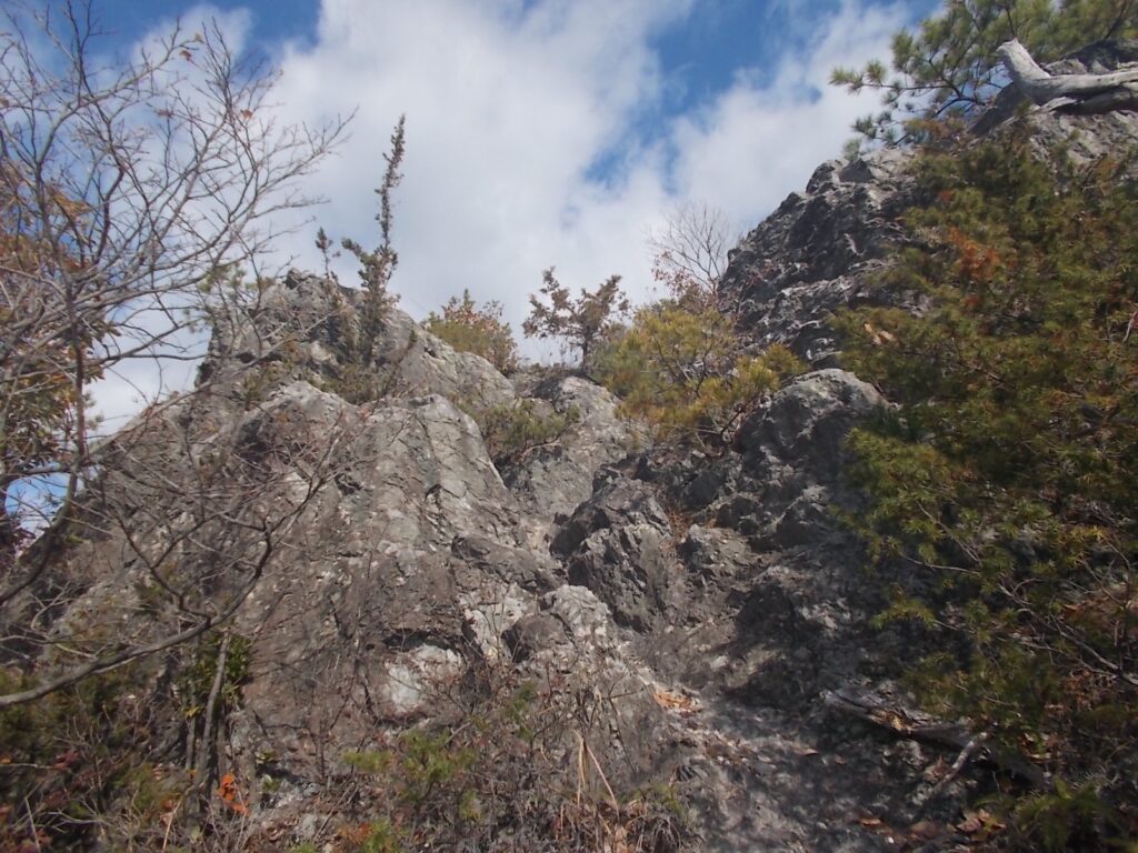 11：43　険しい岩だらけのピークへ