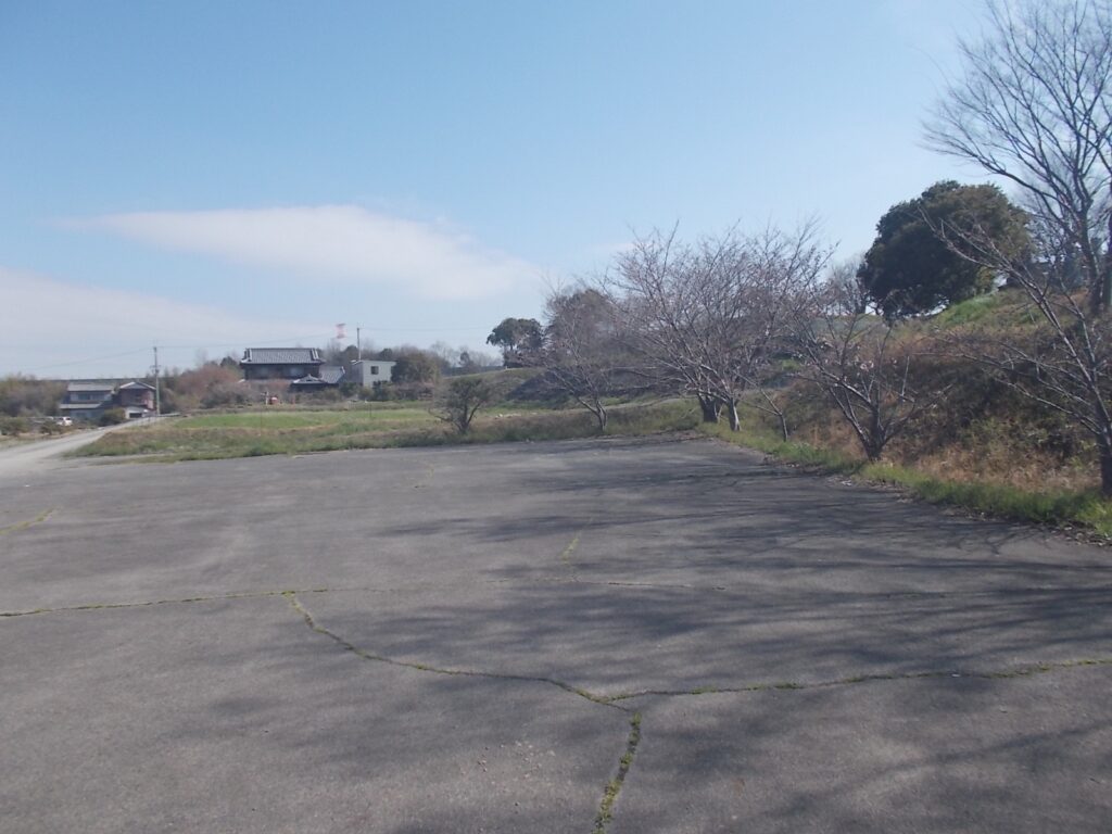 9：48　古墳公園の駐車場です。右手上にはお墓があります。